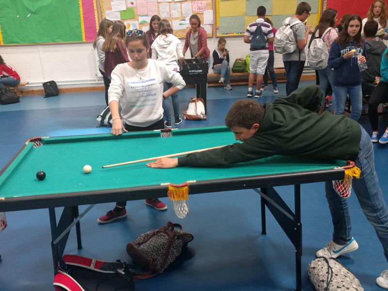 Jovens a jogar bilhar num ambiente de convívio durante um curso de ingles na irlanda.