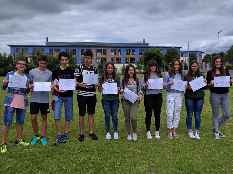 Jovens a exibir os seus certificados ao concluir um curso de ingles na irlanda
