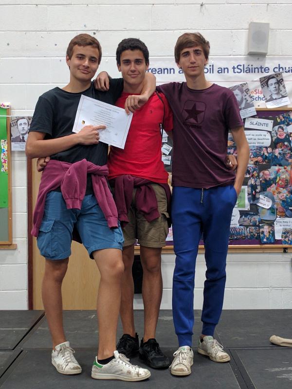Três jovens orgulhosos a mostrar um certificado no final do curso de ingles na irlanda.