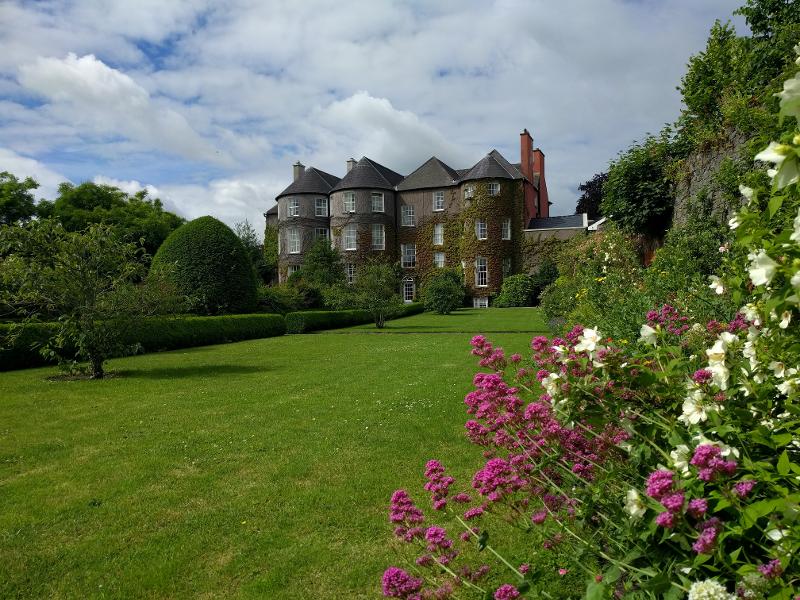 Jardins e edifício histórico num cenário pitoresco de um curso de ingles na irlanda.