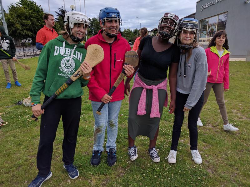 Jovens equipados para jogar hurling durante um curso de ingles na irlanda ao ar livre.