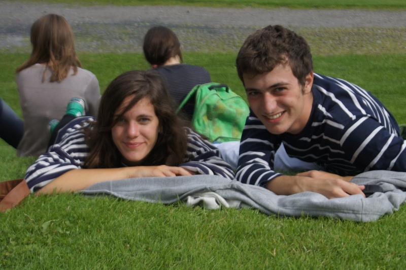Jovens a relaxar na relva durante uma pausa num curso de ingles na irlanda.