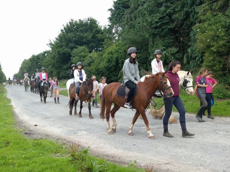 Grupo de jovens a cavalgar numa trilha durante um curso de ingles na irlanda.
