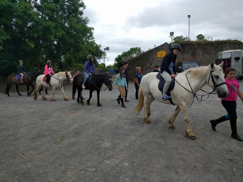 Jovens a andar a cavalo como parte das atividades num curso de ingles na irlanda.