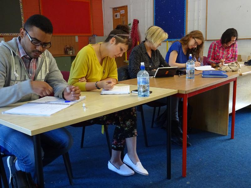 Adultos a participar numa aula de escrita num curso de ingles na irlanda.