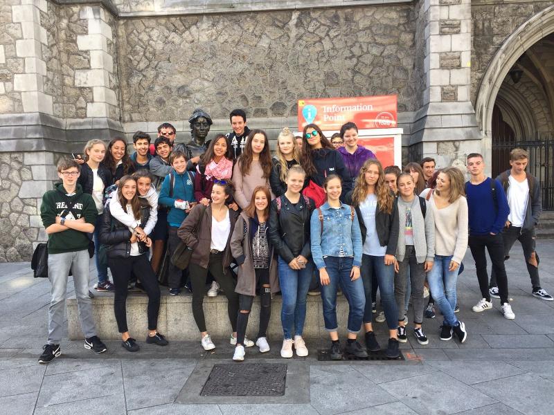  Grupo de jovens em frente a um monumento durante um passeio cultural num curso de ingles irlanda.