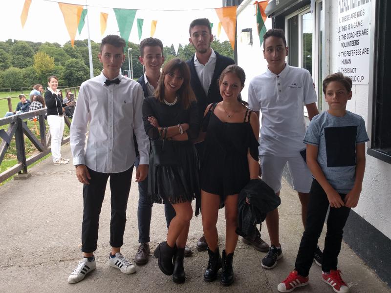 Jovens vestidos para uma noite especial durante um evento num curso de ingles irlanda.
