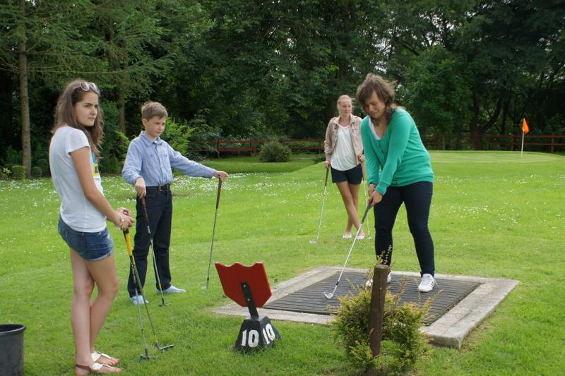 Jovens a praticar minigolfe num espaço verde durante um curso de ingles irlanda.