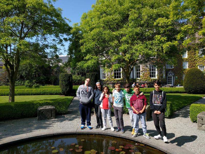 Jovens junto a um lago num jardim durante um passeio de um curso de ingles irlanda.