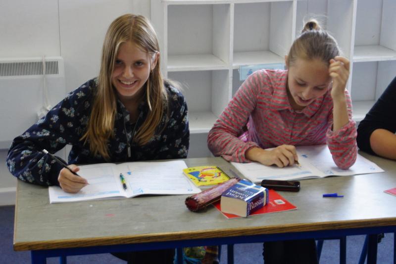 Jovens a estudar e sorrir durante uma aula num curso de ingles irlanda.
