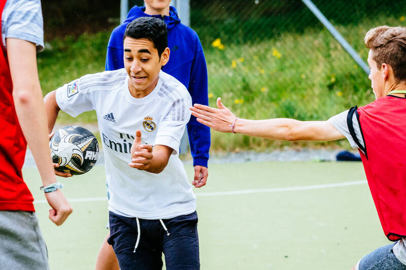 Jogo de equipa entre jovens no campo de jogos do campo de férias Mafra