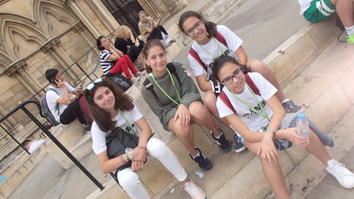 Meninas da colónia de férias Lisboa durante uma visita cultural