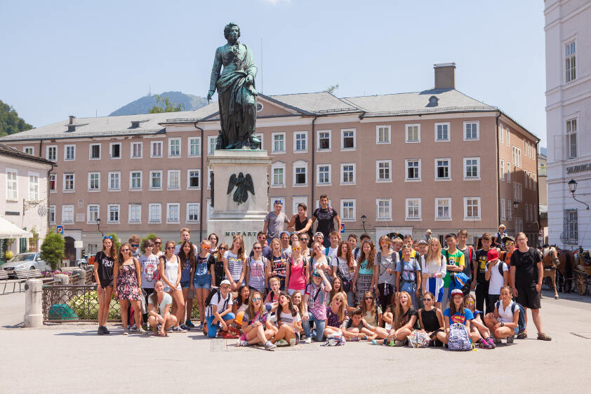 Grupo de participantes do campo de férias de Verão durante uma visita turística no estrangeiro