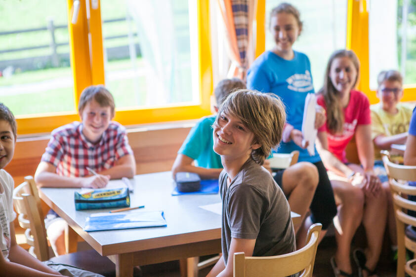 Participantes na sala de aula durante o curso de inglês no estrangeiro