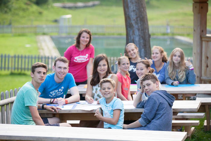 Crianças a aprender Inglês no campo de férias