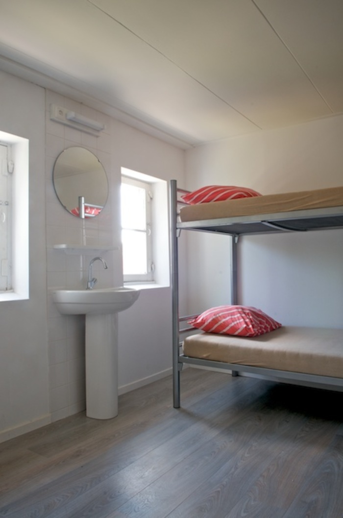 quarto com um beliche e um lavatório no curso de linguas em portugal