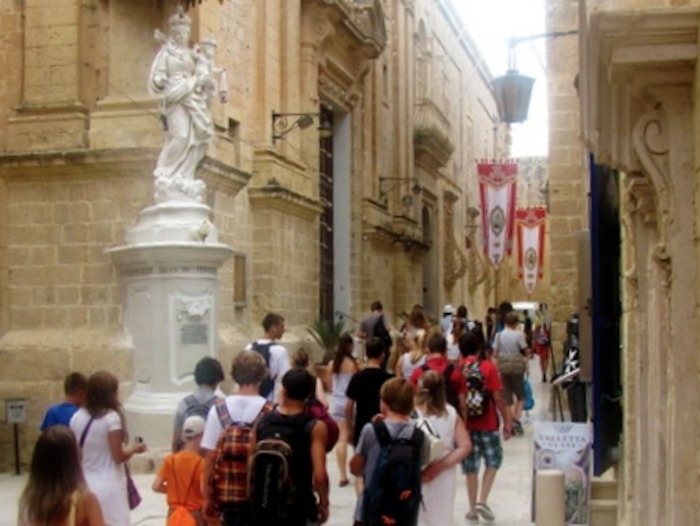 Visita guiada pela cidade durante o curso de línguas no exterior com todos os participantes deste campo de férias