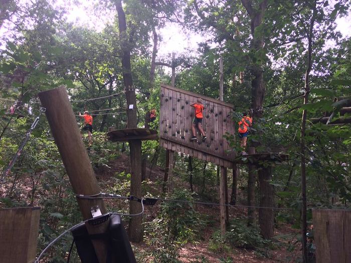 participantes a fazerem escalada num percurso radical no surfcamp algarve