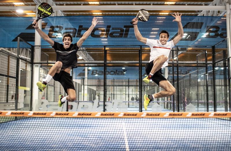 dois monitores a saltarem no surfcamp porto
