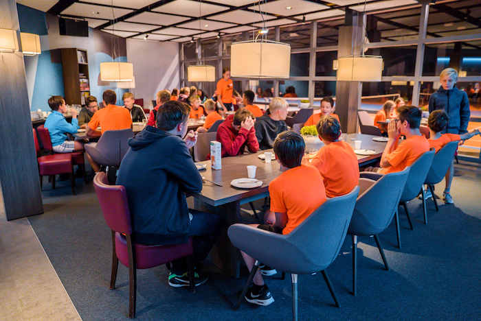 participantes a fazerem a hora de almoço no surfcamp porto
