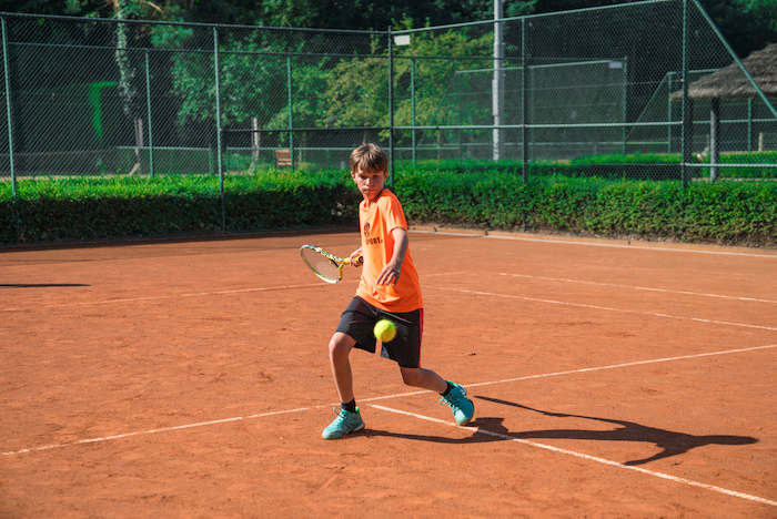 rapaz a jogar ténis no surfcamp porto