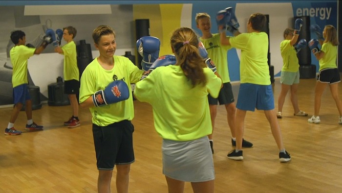 participantes a treinar box no surfcamp porto