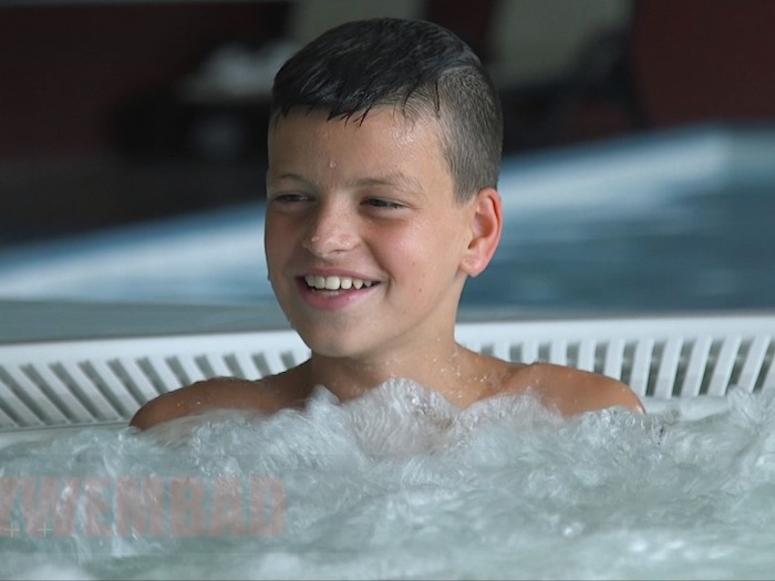 rapaz no jacuzzi no surfcamp porto