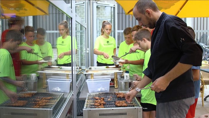 almoço de BBQ no surfcamp porto