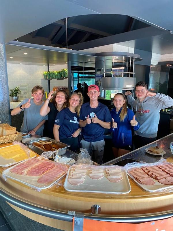 os monitores a servirem o pequeno-almoço no surfcamp algarve