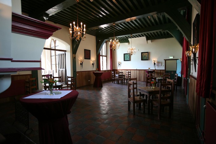 sala de estar e refeições grande no curso de línguas