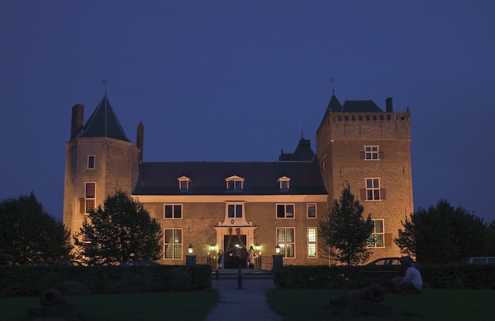 casa grande estilo palácio com várias luzinhas no curso de línguas