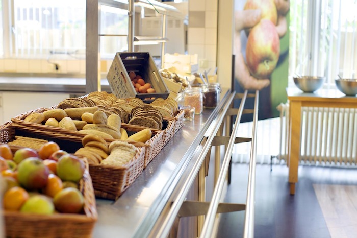 Pequeno-almoço buffet no campo de férias com fruta, pão, ovos e outros alimentos no campo de férias Faro