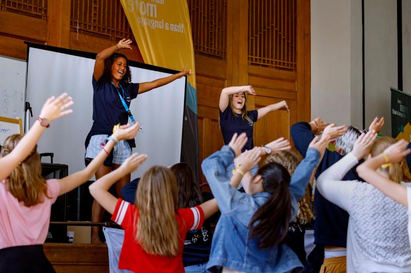 Jovens a dançar no campo de férias internacional em Inglaterra