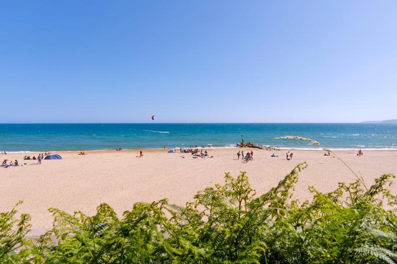 Vista do areal e do mar na praia onde as crianças fazem as atividades do surf camp Sagres