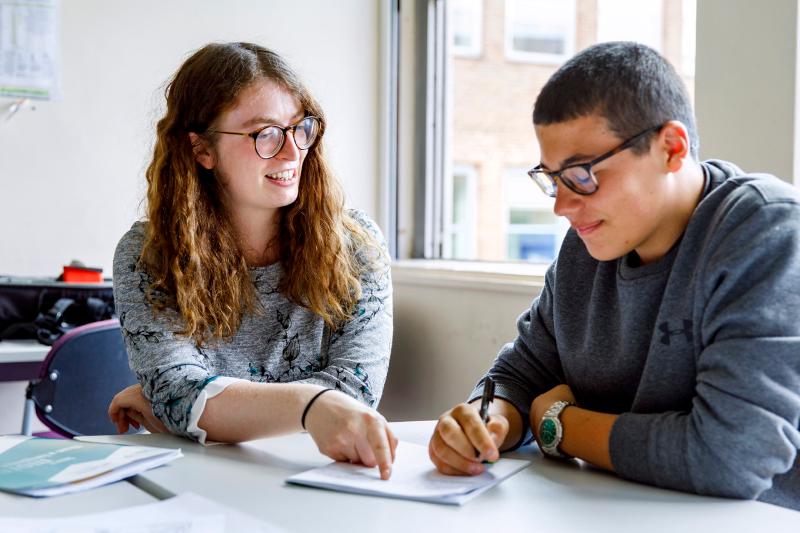 Alunos na sala de aula durante o curso de línguas de Verão
