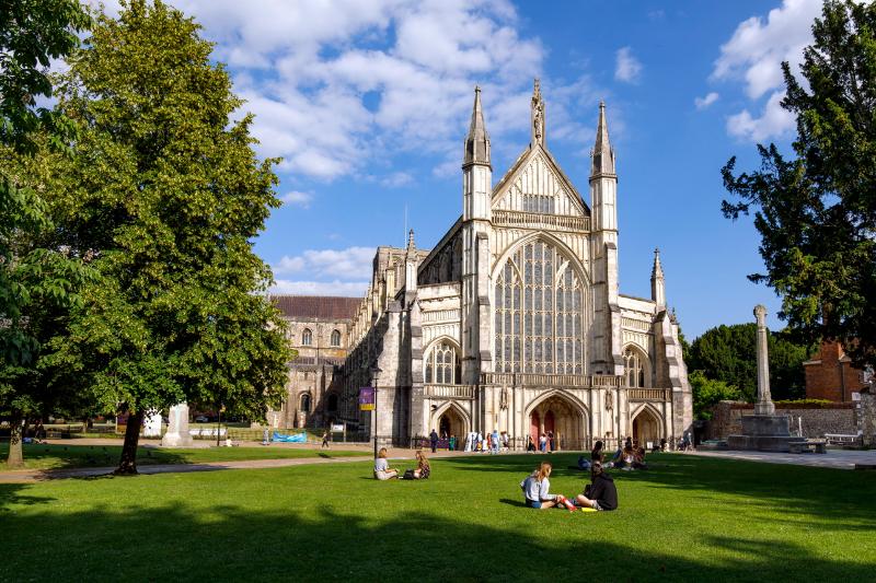 Jardins da catedral de Winchester que é visitada durante o campo de férias em Inglaterra