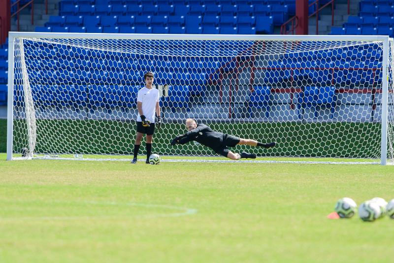 Treino de guarda-redes no estádio durante o campo de férias de futebol
