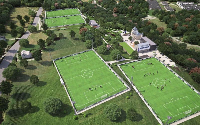 quatro campos de futebol verdes e com natureza à volta no curso de linguas
