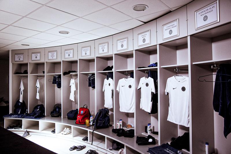 balneário com vários equipamentos pendurados no curso de linguas
