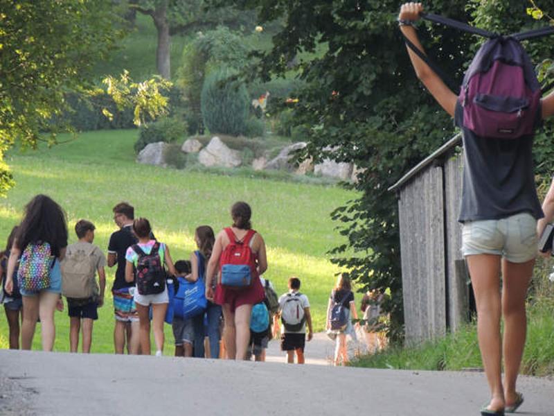 Grupo de crianças a caminhar na natureza durante o campo de férias Mafra