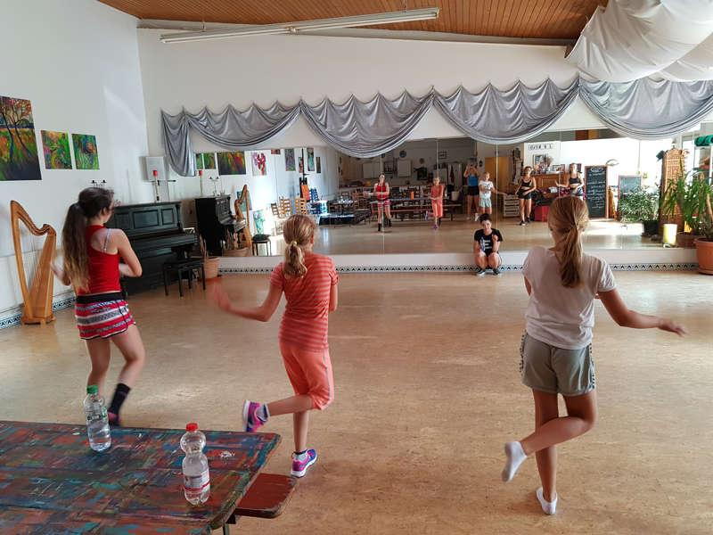 Meninas a treinar uma coreografia na sala de eventos do campo de férias Santarém