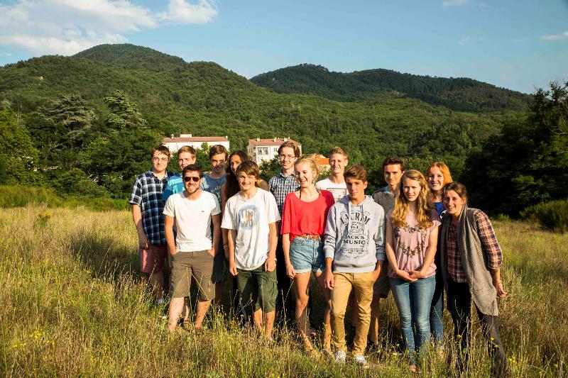Participantes do campo de férias na montanha com os novos amigos