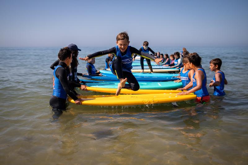 participante a saltar por cima das pranchas no surf camp cascais portugal 