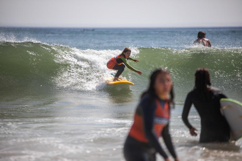 menina a surfar no campo de férias surf Cascais