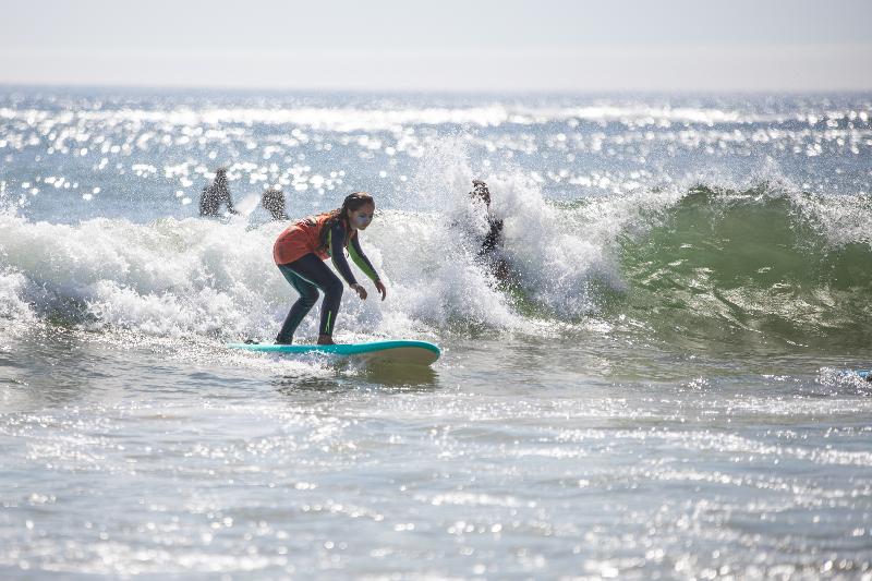 menina a surfar no surf camp Carcavelos 