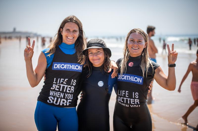 monitoras mais jovem participante a sorrirem para a foto no campo de férias surf Cascais