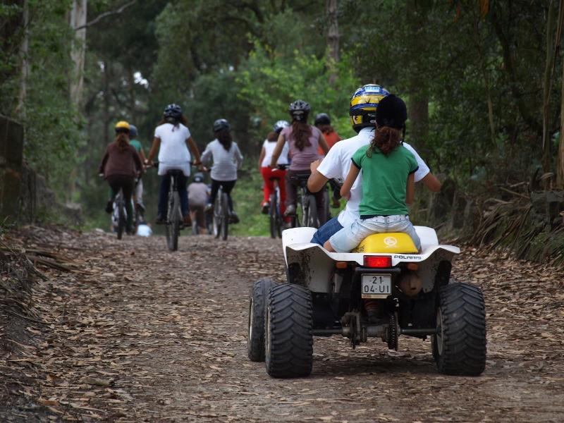 Passeio de BTT e moto 4 na floresta no campo de férias do norte