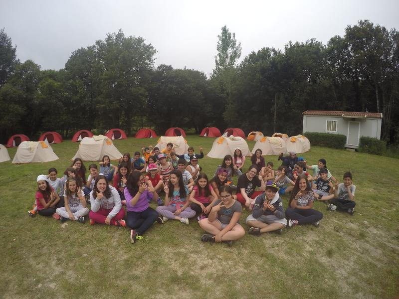 Grupo de crianças junto ao acampamento do campo de férias em Portugal
