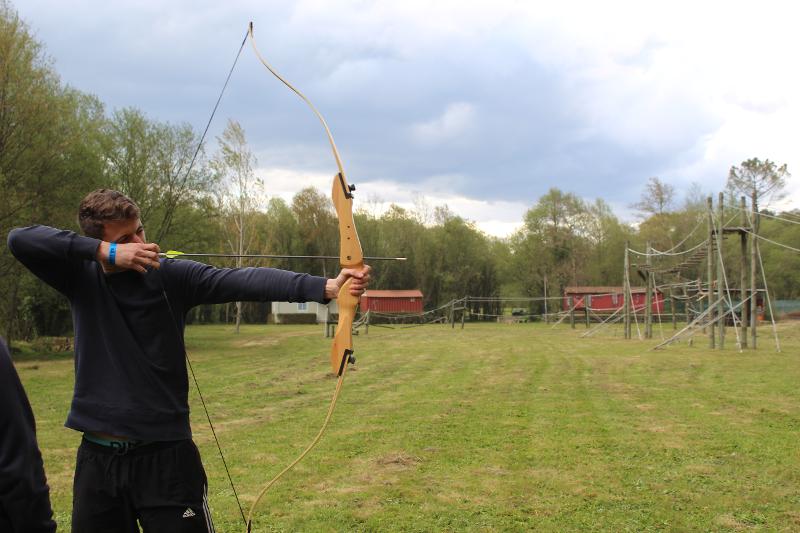 Jovem a fazer tiro com arco numa das áreas verdes da colónia de férias Bragança 