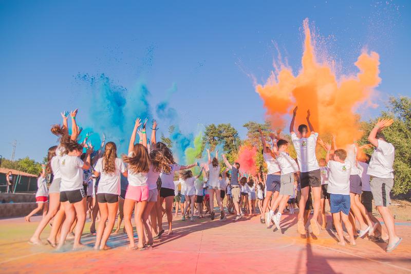 participantes na festa das cores no campo de férias adolescentes
